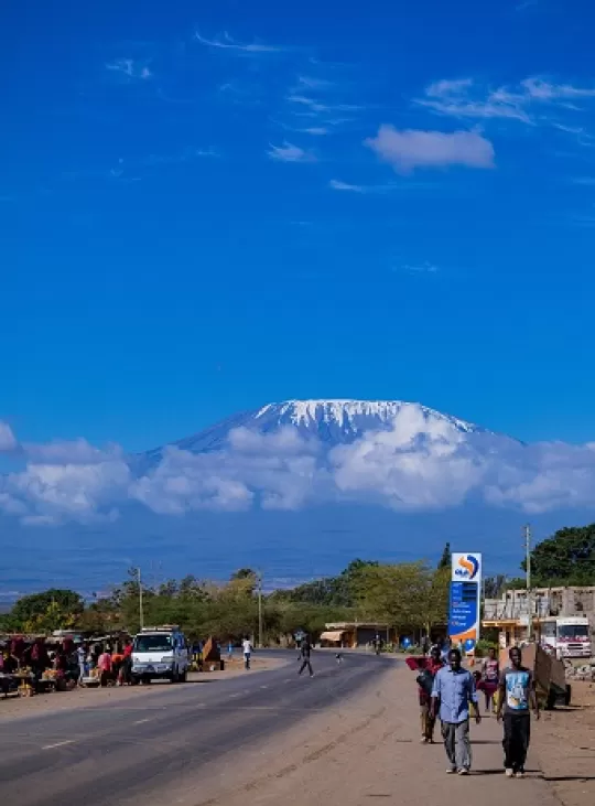 Straatgezicht Tanzania met Kilimanjaro op achtergrond