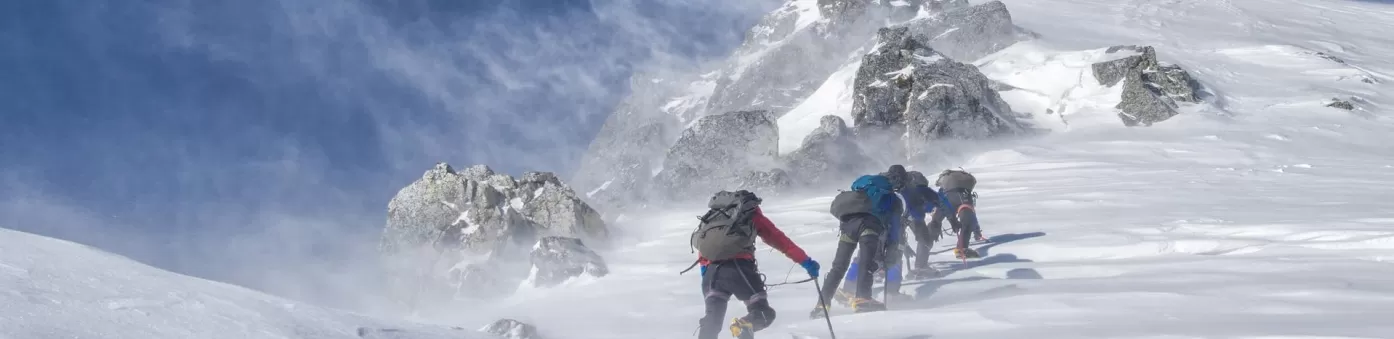 Bergbeklimmers door de sneeuw op weg naar de top