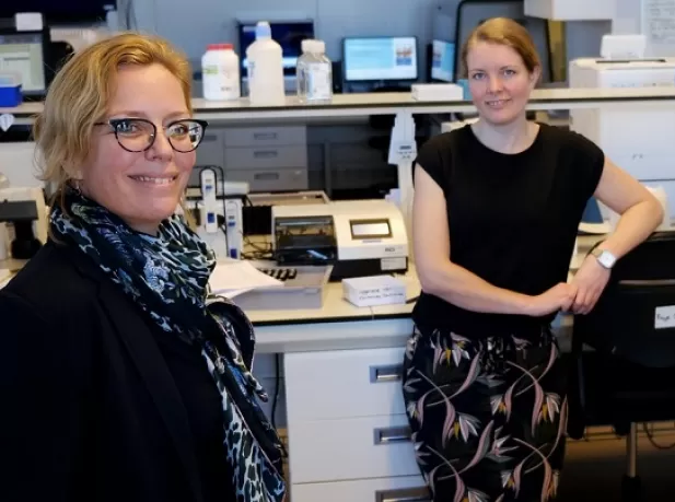 Onderzoekers Corine Geurts van Kessel en Carmen Embregts op hun werkplek